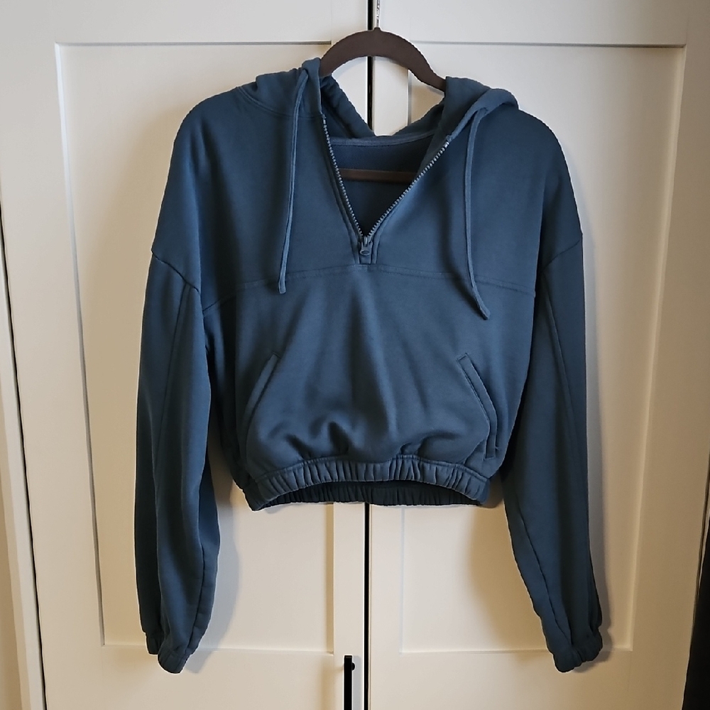 ALO Yoga Blue Cropped Sweatshirt